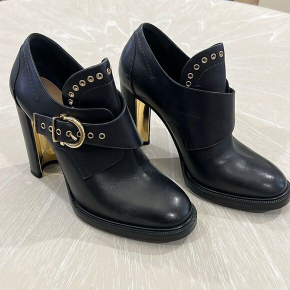 🚨Salvatore Ferragamo Black Booties Size 7 1/2 M - Picture 1 of 8